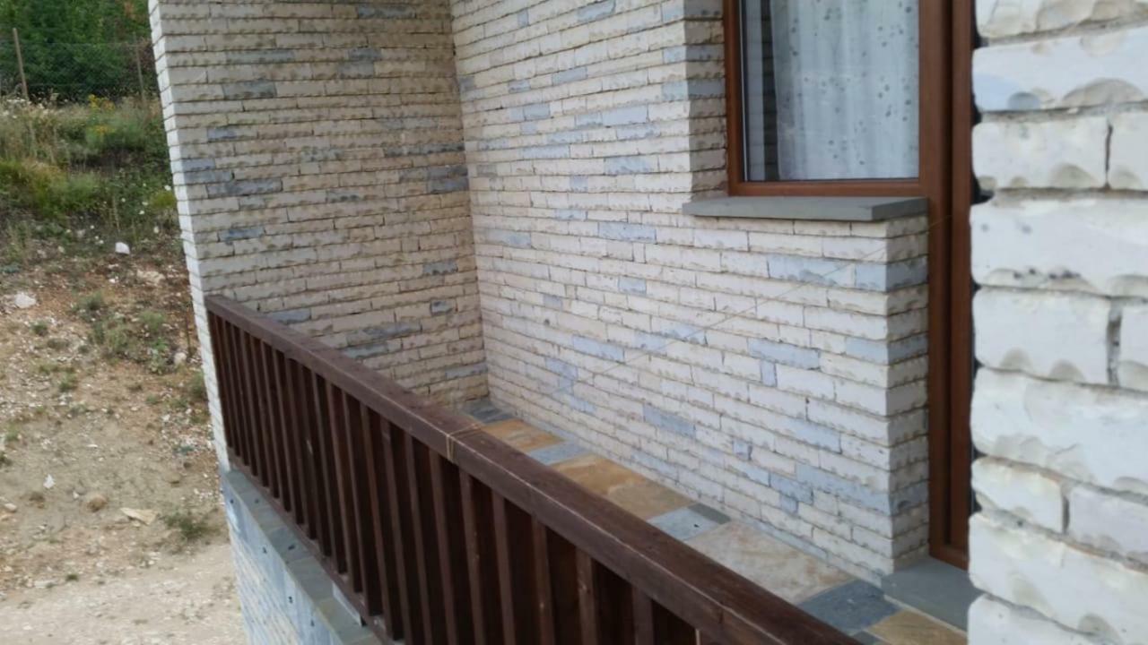 Bujtina E Tomorrit Hotel Ujanik Exterior foto