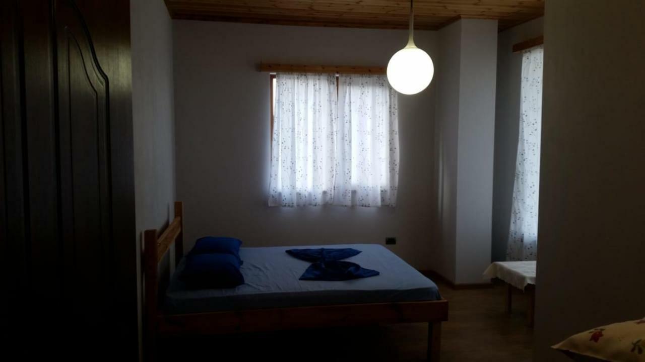 Bujtina E Tomorrit Hotel Ujanik Exterior foto