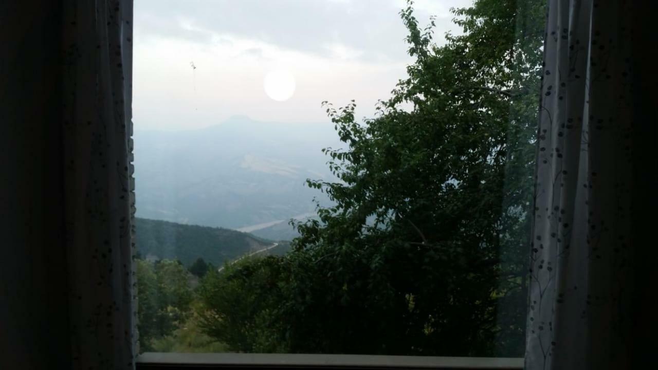 Bujtina E Tomorrit Hotel Ujanik Exterior foto